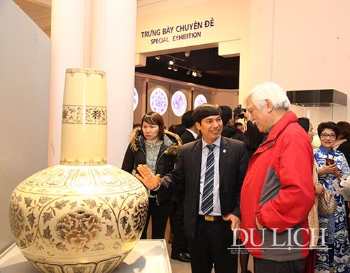 Các đại biểu và du khách tham quan hiện vật tại trưng bày. Ảnh: Trang Lê